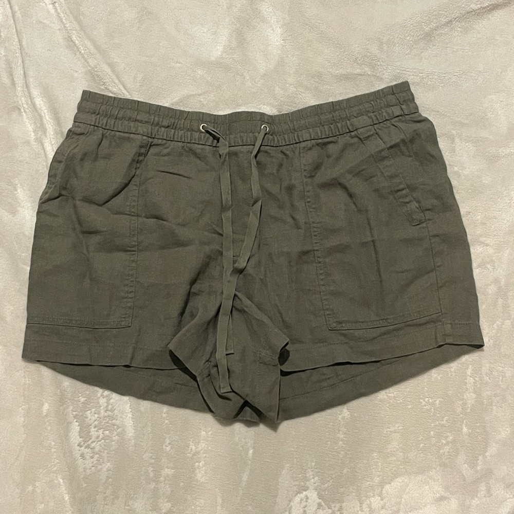 Army green GAP tie shorts size L